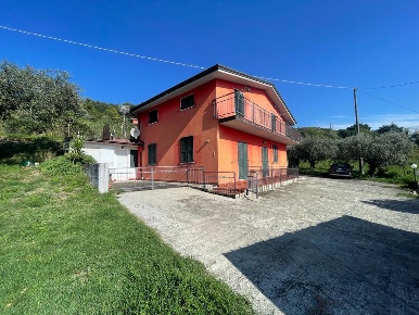 Foto Villa bifamiliare a Sarzana di 290 m² con 9 locali in vendita