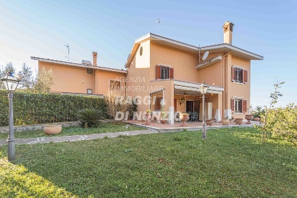 Foto Villa unifamiliare in Via di Grotte Maria 1, Frascati di 330 m²