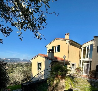 Foto Villa unifamiliare a Sarzana Centro di 380 m² con 12 locali in vendita