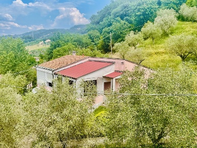 Foto Villa bifamiliare a Sarzana di 200 m² con 9 locali in vendita