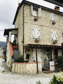 Foto Appartamento a Pietrasanta Caranna di 85 m² con 5 locali in vendita