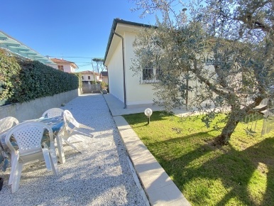 Foto Villa singola a Pietrasanta di 85 m² con 4 locali in affitto