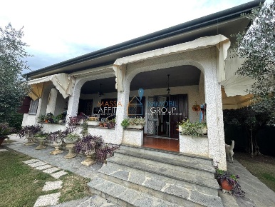 Foto Villa unifamiliare in Via Fornacione 26, Pietrasanta di 335 m²