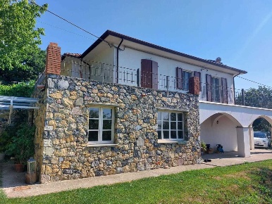 Foto Villa unifamiliare in Via Alla Fortezza, Sarzana di 200 m² in vendita