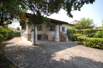 Foto Villa unifamiliare in Via Goldora 24, Pietrasanta di 330 m² in vendita