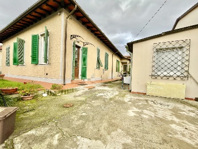 Foto Appartamento a Pietrasanta Caranna di 100 m² con 5 locali in vendita