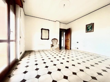 Foto Appartamento a Sarzana Centro di 150 m² con 5 locali in vendita