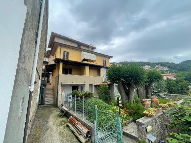 Foto Appartamento a Pietrasanta di 140 m² con 9 locali in vendita