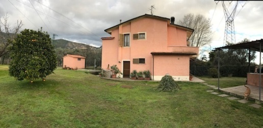 Foto Appartamento a Pietrasanta di 90 m² con 5 locali in vendita