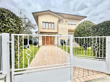 Foto Villa singola a Pietrasanta di 98 m² con 5 locali in affitto