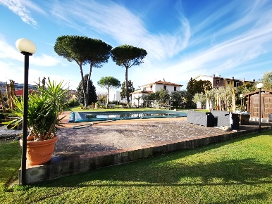 Foto Villa unifamiliare a Sarzana di 400 m² con 11 locali in vendita