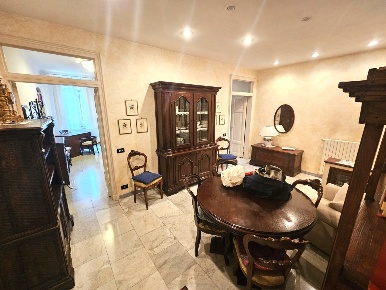 Foto Appartamento in Via Mazzini, Sarzana Centro di 96 m² con 5 locali