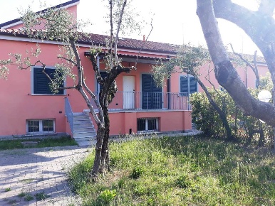 Foto Villa bifamiliare a Sarzana Crociata di 127 m² con 5 locali in vendita