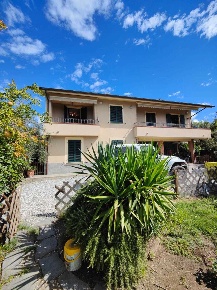 Foto Villa unifamiliare a Sarzana di 300 m² con 14 locali in vendita