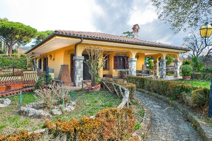 Foto Villa unifamiliare in Via XXIV Maggio, Grottaferrata Centro di 505 m²