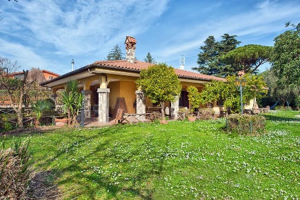 Foto Villa unifamiliare in Via XXIV Maggio, Grottaferrata Centro di 505 m²