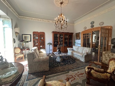 Foto Appartamento a Sarzana Centro di 150 m² con 5 locali in vendita