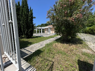 Foto Villa unifamiliare a Pietrasanta Caranna di 242 m² con 7 locali