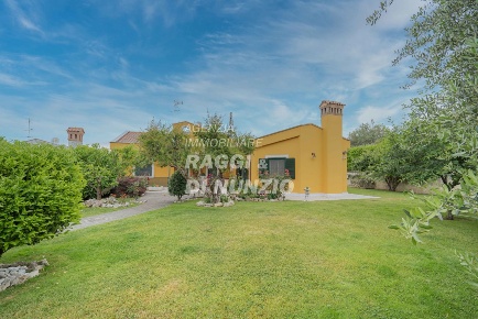 Foto Villa unifamiliare in v. dei Salè 18, Frascati di 300 m² con 7 locali