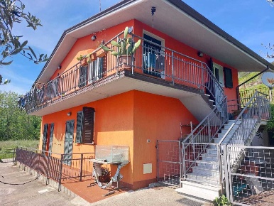 Foto Villa unifamiliare in Via Prulla 20, Sarzana di 265 m² con 10 locali