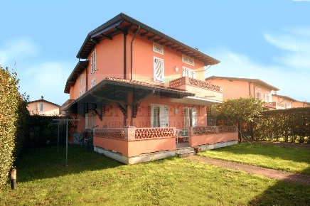 Foto Villa unifamiliare in Via Campania 27, Pietrasanta di 240 m²