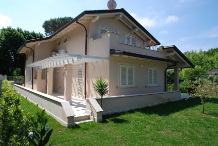 Foto Villa unifamiliare a Pietrasanta di 250 m² con 10 locali in vendita
