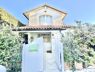 Foto Villa unifamiliare a Pietrasanta di 90 m² con 4 locali in affitto