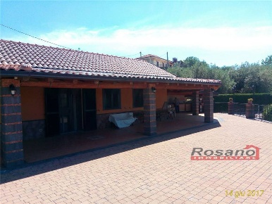 Foto Villa singola in Loc. vigne, Biancavilla di 90 m² con 5 locali