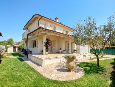 Foto Villa unifamiliare a Pietrasanta di 290 m² con 6 locali in vendita