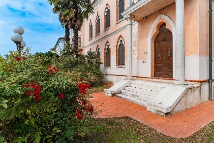 Foto Villa unifamiliare a Suzzara Centro di 480 m² con 19 locali in vendita