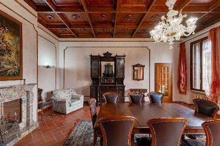 Foto Villa unifamiliare a Suzzara Centro di 700 m² con 19 locali in vendita