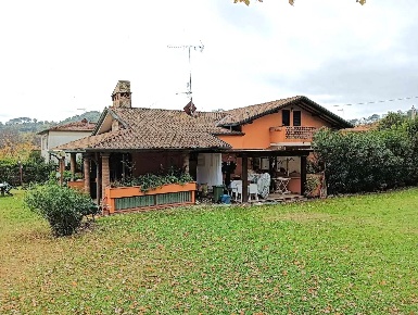 Foto Villa unifamiliare a Massarosa Stiava di 280 m² con 9 locali
