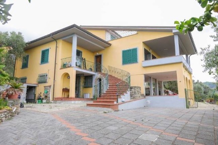 Foto Villa unifamiliare a Massarosa Massarosa Paese di 300 m² con 9 locali