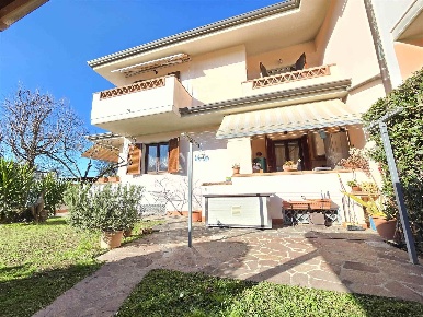 Foto Villa a schiera a Pietrasanta di 130 m² con 11 locali in vendita