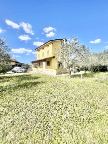 Foto Villa unifamiliare a Massarosa Stiava di 300 m² con 9 locali