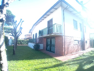 Foto Villa unifamiliare a Pietrasanta di 200 m² con 6 locali in vendita