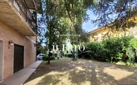 Foto Appartamento a Pietrasanta di 90 m² con 5 locali in vendita