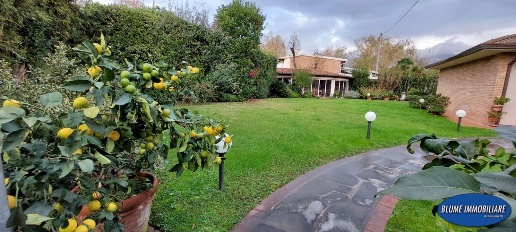 Foto Villa unifamiliare a Pietrasanta di 165 m² con 6 locali in vendita