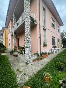 Foto Villa unifamiliare a Fucecchio Centro di 254 m² con 6 locali
