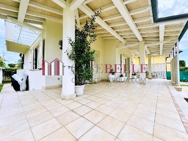 Foto Casa indipendente a Pietrasanta di 240 m² con 8 locali in vendita