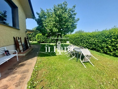 Foto Villa unifamiliare a Massarosa Stiava di 300 m² con 8 locali