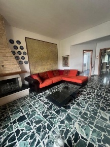 Foto Villa bifamiliare a Sarzana Centro di 120 m² con 5 locali in affitto