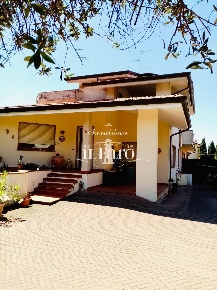 Foto Villa unifamiliare a Massarosa Massarosa Paese di 300 m² con 16 locali