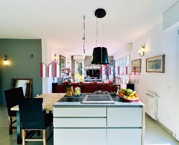 Foto Appartamento a Pietrasanta di 120 m² con 5 locali in vendita