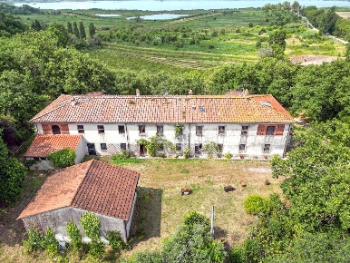 Foto Villa unifamiliare a Massarosa Massaciuccoli di 736 m² con 25 locali
