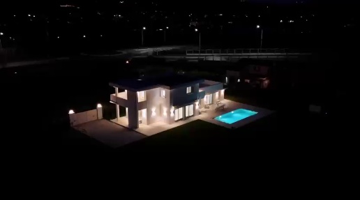 Foto Villa unifamiliare a Pietrasanta di 200 m² con 8 locali in vendita