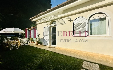 Foto Casa indipendente a Pietrasanta di 80 m² con 5 locali in vendita