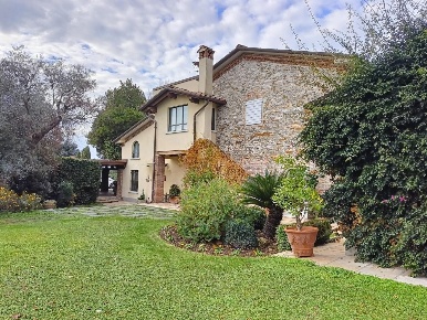 Foto Villa unifamiliare a Pietrasanta di 300 m² con 10 locali in vendita