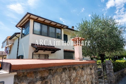 Foto Villa unifamiliare a Pietrasanta di 150 m² con 7 locali in vendita