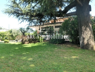 Foto Villa unifamiliare a Pietrasanta di 240 m² con 8 locali in vendita